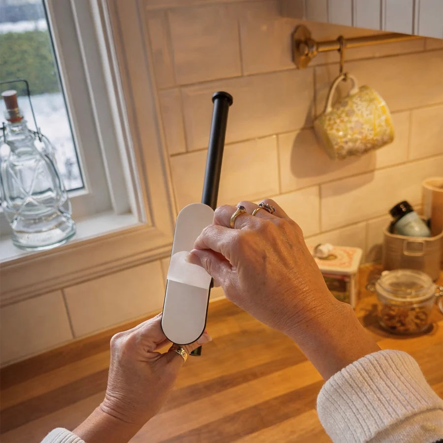 StickMount papirholder – Selvklebende holder for papir, håndklær og kjøkkenruller – monteres uten boring, skruer eller verktøy. 